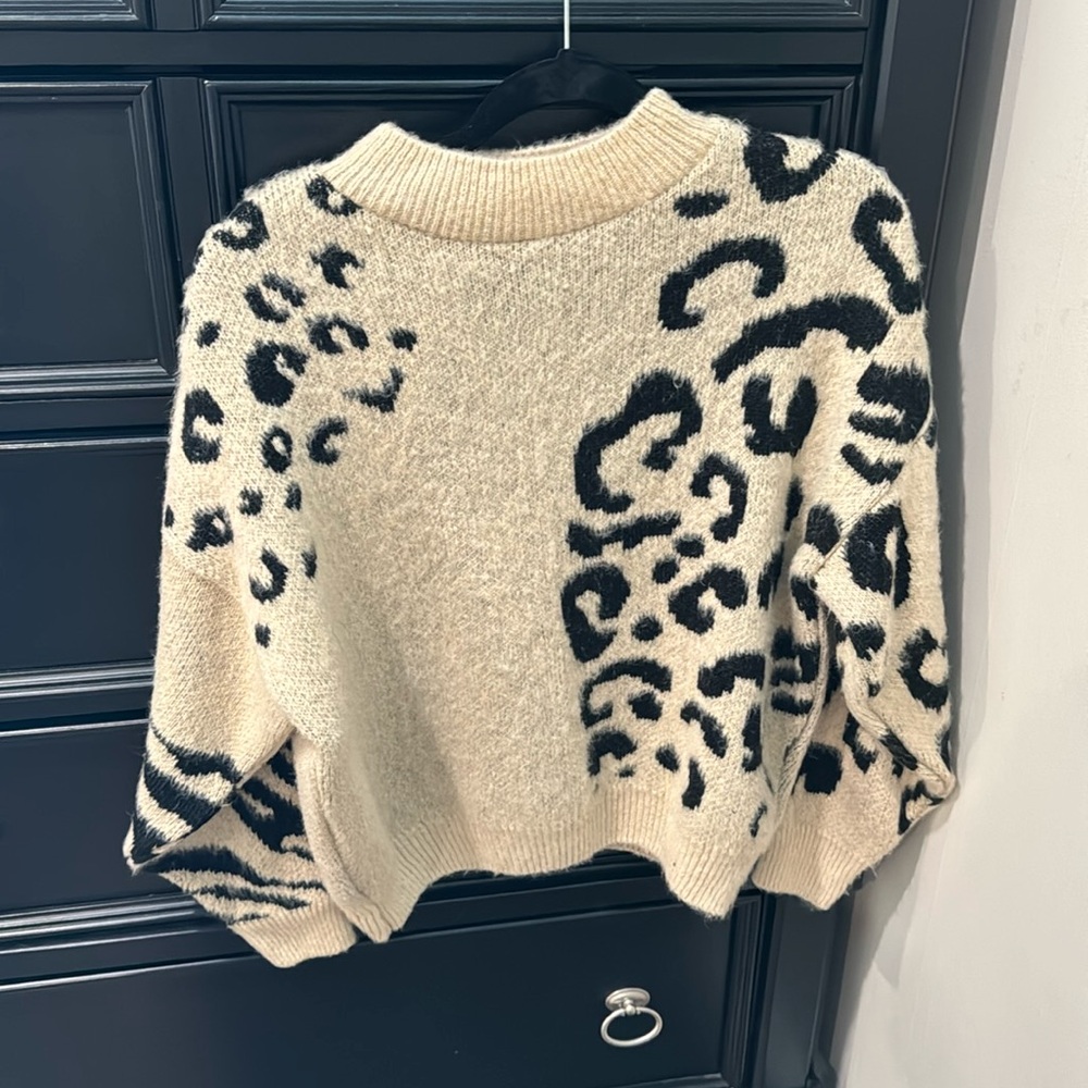 Top shop leopard sweater size small never worn with tags